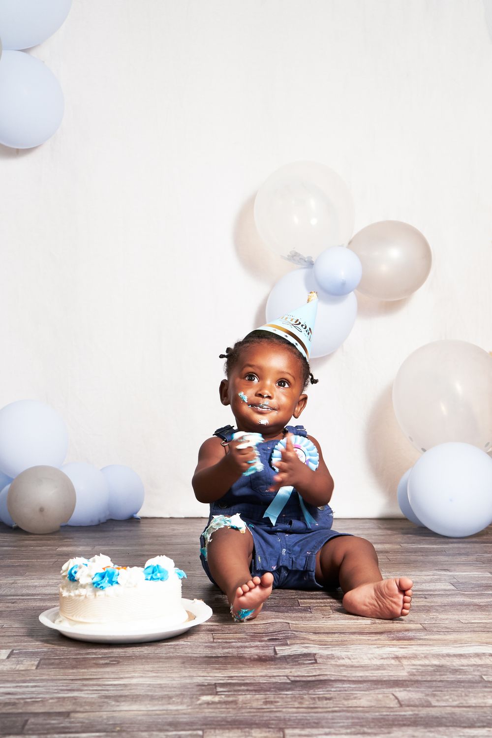 First birthday cake smash session with balloons